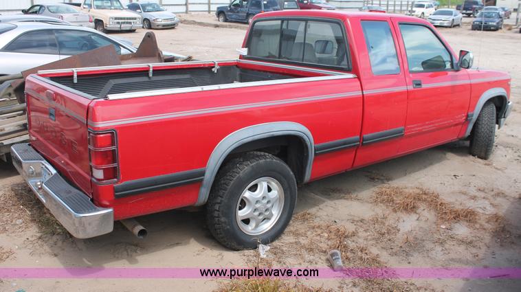 image for item I8117 1994 Dodge Dakota Club Cab pickup truck