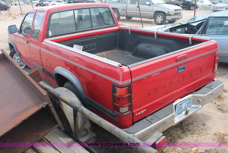 image for item I8117 1994 Dodge Dakota Club Cab pickup truck