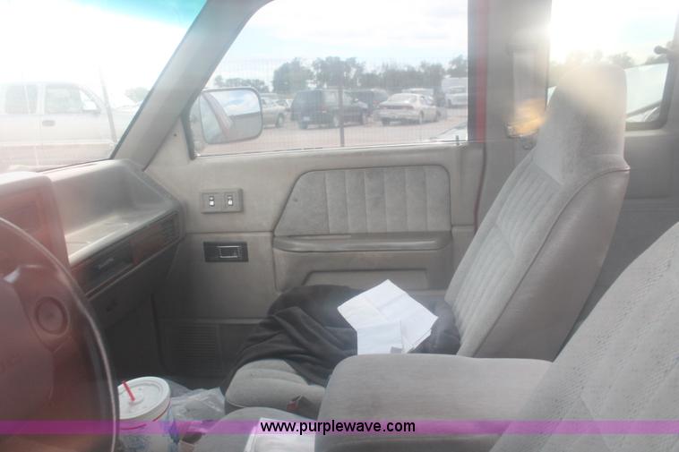 image for item I8117 1994 Dodge Dakota Club Cab pickup truck