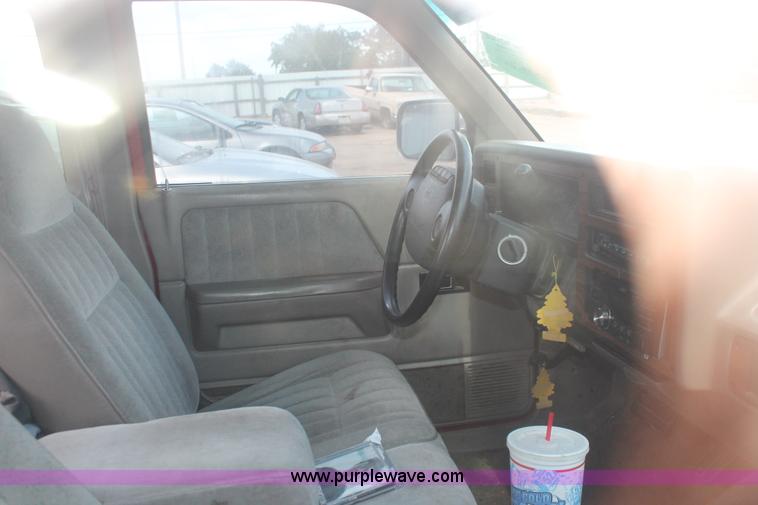 image for item I8117 1994 Dodge Dakota Club Cab pickup truck