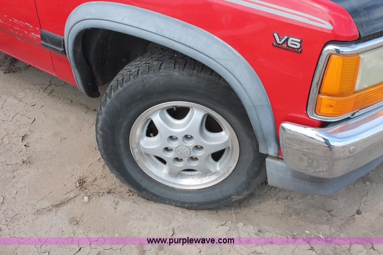 image for item I8117 1994 Dodge Dakota Club Cab pickup truck