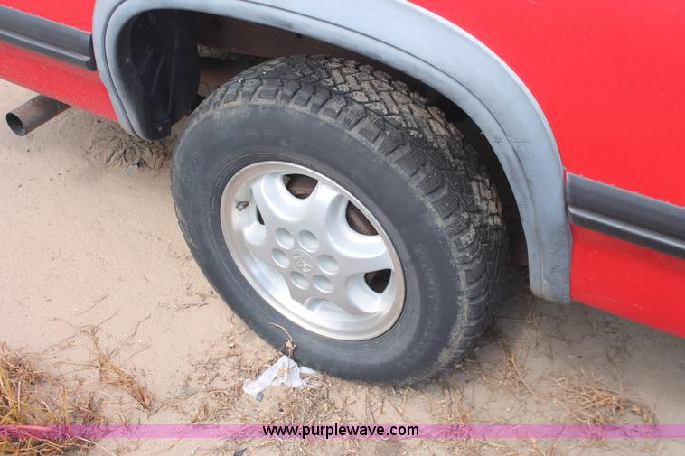 image for item I8117 1994 Dodge Dakota Club Cab pickup truck