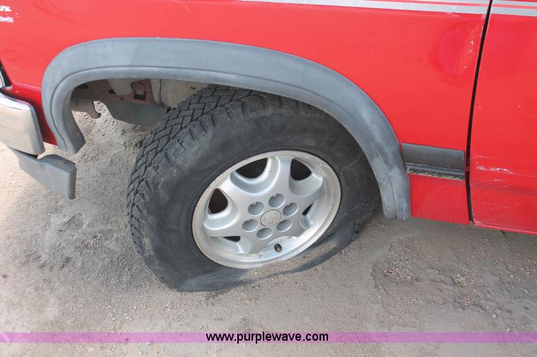 image for item I8117 1994 Dodge Dakota Club Cab pickup truck