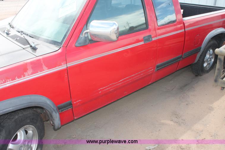 image for item I8117 1994 Dodge Dakota Club Cab pickup truck