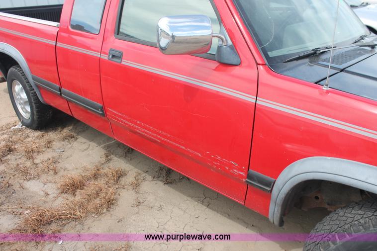 image for item I8117 1994 Dodge Dakota Club Cab pickup truck