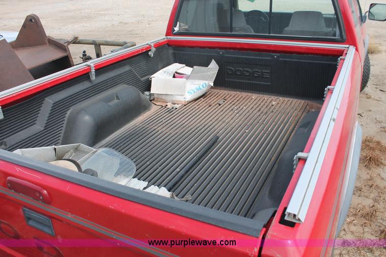 image for item I8117 1994 Dodge Dakota Club Cab pickup truck