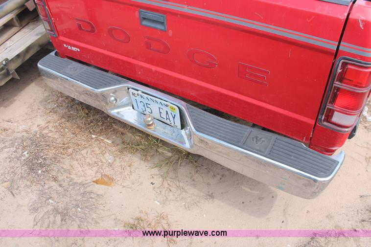 image for item I8117 1994 Dodge Dakota Club Cab pickup truck