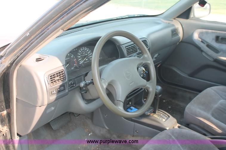 image for item I8153 1992 Nissan Sentra E