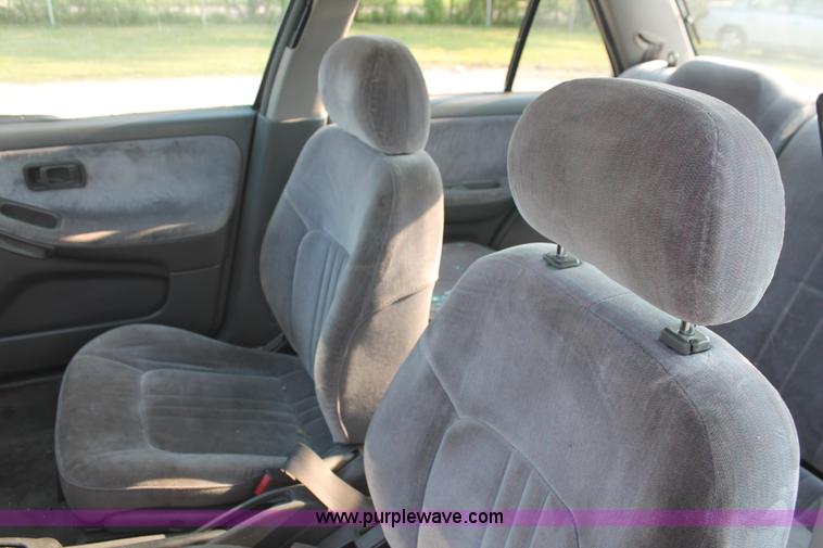 image for item I8153 1992 Nissan Sentra E