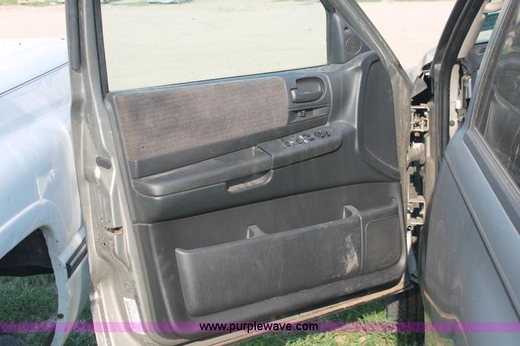 image for item I8154 2001 Dodge Durango SUV