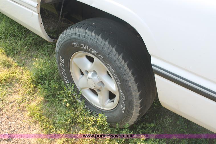 image for item I8155 1997 Dodge Ram 1500 SLT Club Cab pickup truck