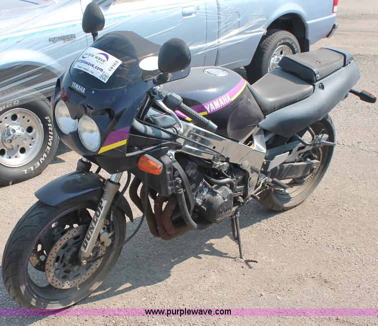 image for item I8163 1989 Yamaha FZR600 motorcycle