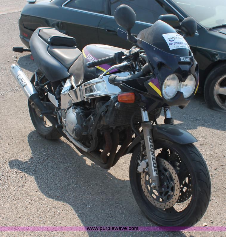 image for item I8163 1989 Yamaha FZR600 motorcycle