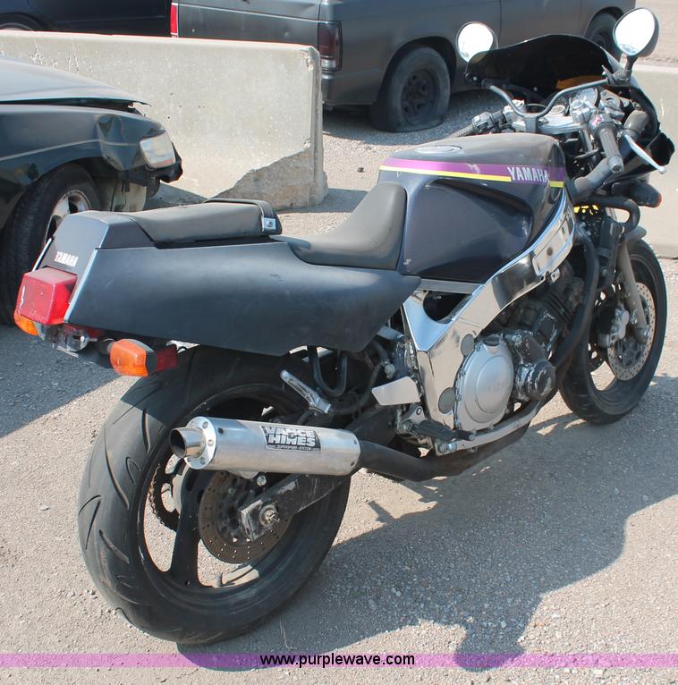 image for item I8163 1989 Yamaha FZR600 motorcycle
