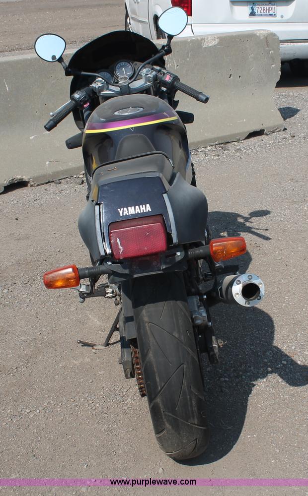 image for item I8163 1989 Yamaha FZR600 motorcycle