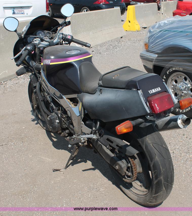 image for item I8163 1989 Yamaha FZR600 motorcycle
