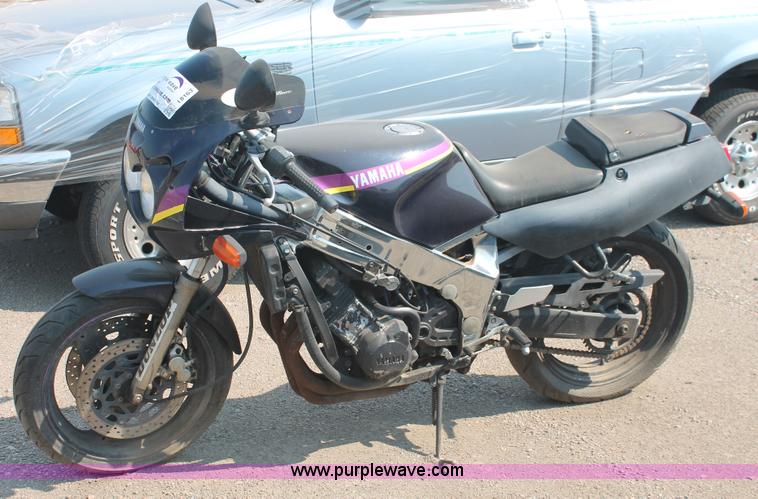 image for item I8163 1989 Yamaha FZR600 motorcycle