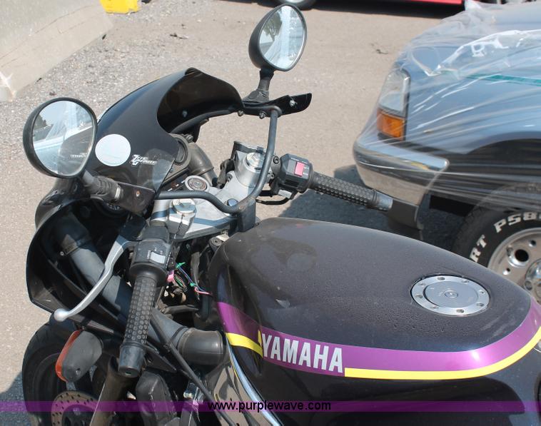 image for item I8163 1989 Yamaha FZR600 motorcycle