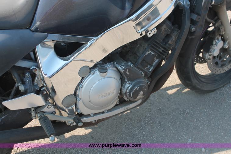 image for item I8163 1989 Yamaha FZR600 motorcycle
