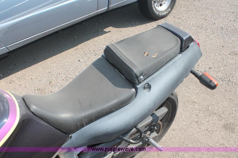 image for item I8163 1989 Yamaha FZR600 motorcycle