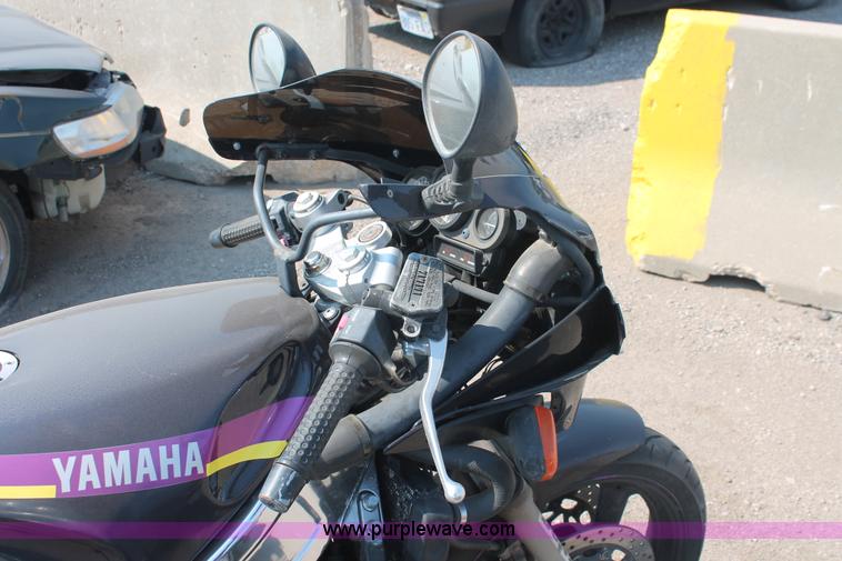 image for item I8163 1989 Yamaha FZR600 motorcycle