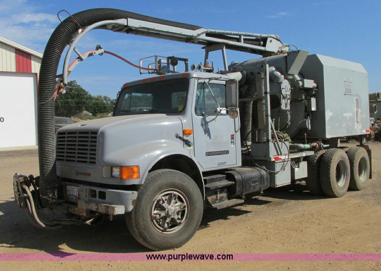 image for item E5189 1990 International 4900 vacuum truck