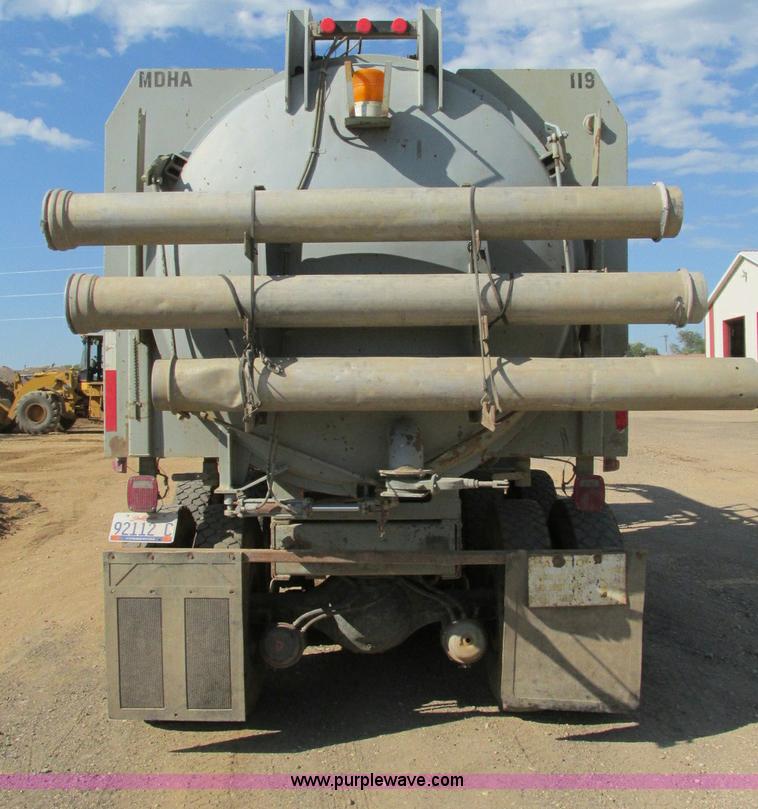 image for item E5189 1990 International 4900 vacuum truck