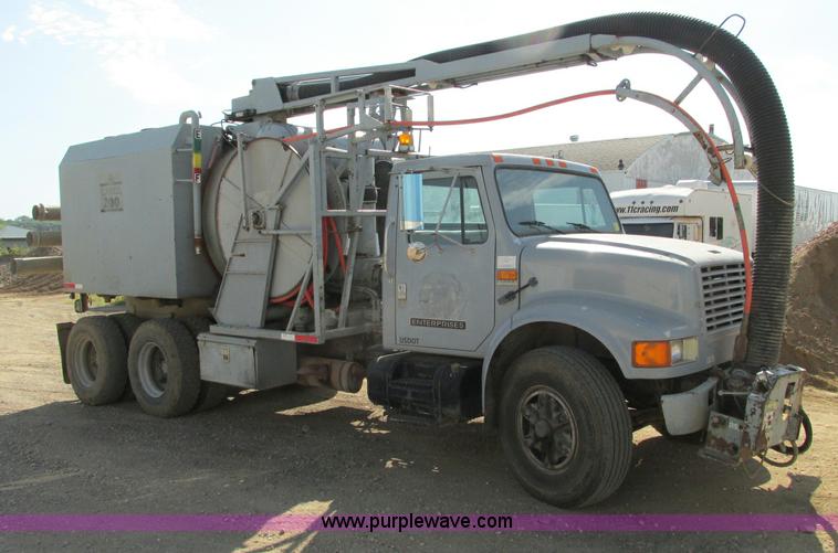 image for item E5189 1990 International 4900 vacuum truck
