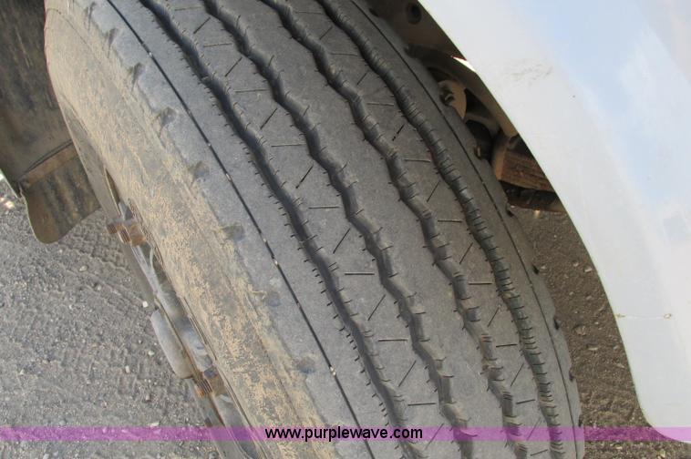 image for item E5189 1990 International 4900 vacuum truck