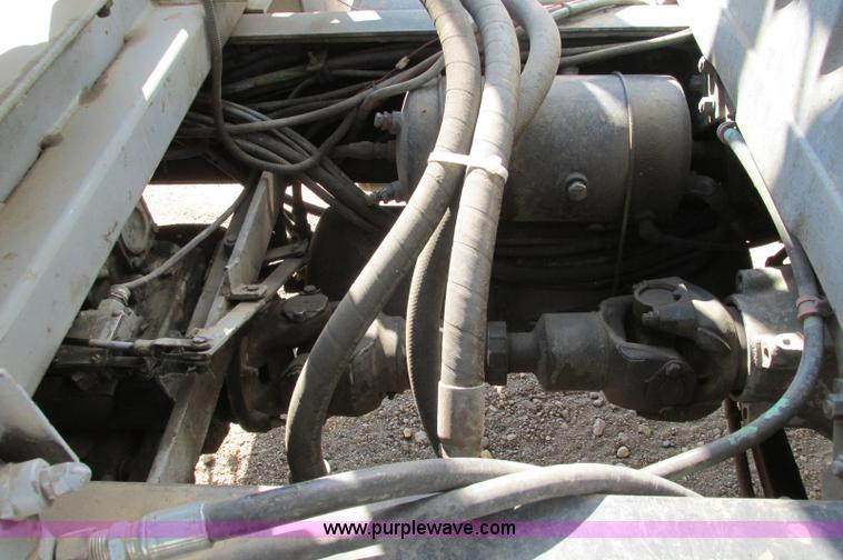 image for item E5189 1990 International 4900 vacuum truck