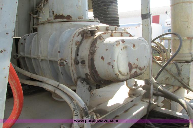 image for item E5189 1990 International 4900 vacuum truck