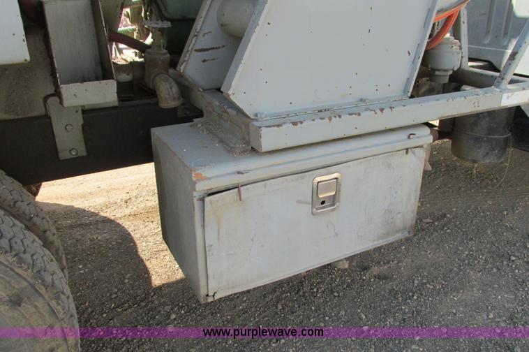 image for item E5189 1990 International 4900 vacuum truck