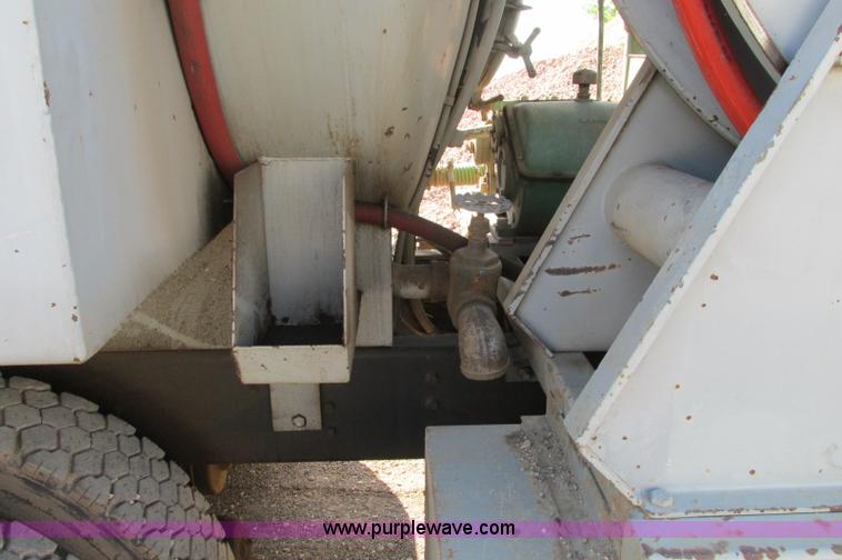 image for item E5189 1990 International 4900 vacuum truck