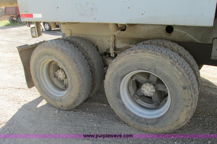 image for item E5189 1990 International 4900 vacuum truck