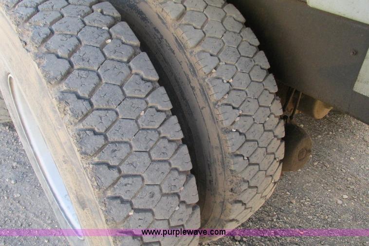 image for item E5189 1990 International 4900 vacuum truck