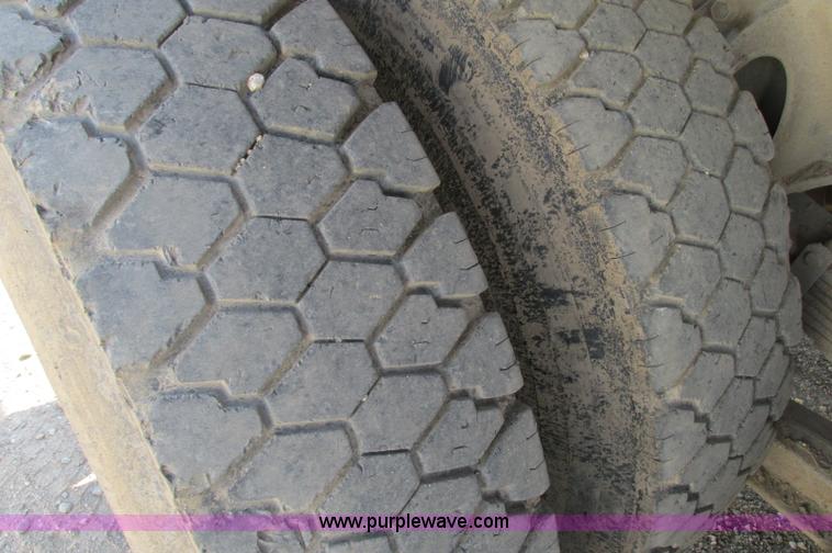 image for item E5189 1990 International 4900 vacuum truck