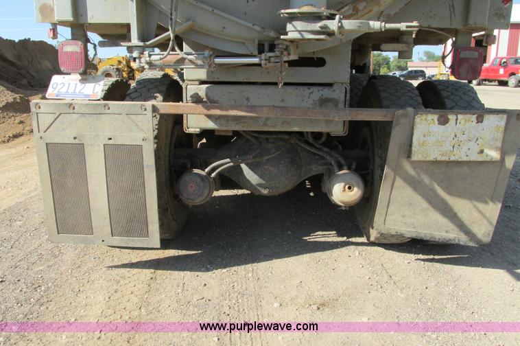 image for item E5189 1990 International 4900 vacuum truck