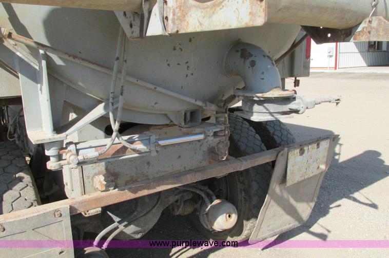 image for item E5189 1990 International 4900 vacuum truck