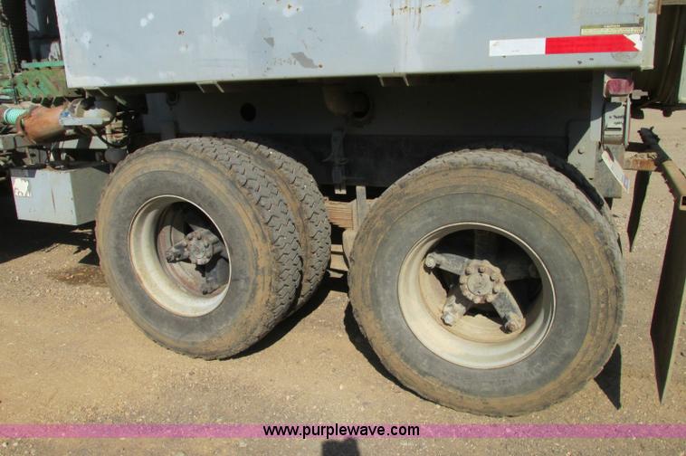 image for item E5189 1990 International 4900 vacuum truck