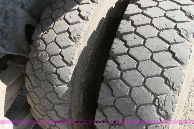 image for item E5189 1990 International 4900 vacuum truck