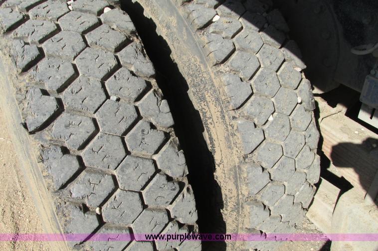 image for item E5189 1990 International 4900 vacuum truck