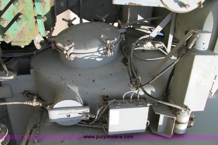 image for item E5189 1990 International 4900 vacuum truck