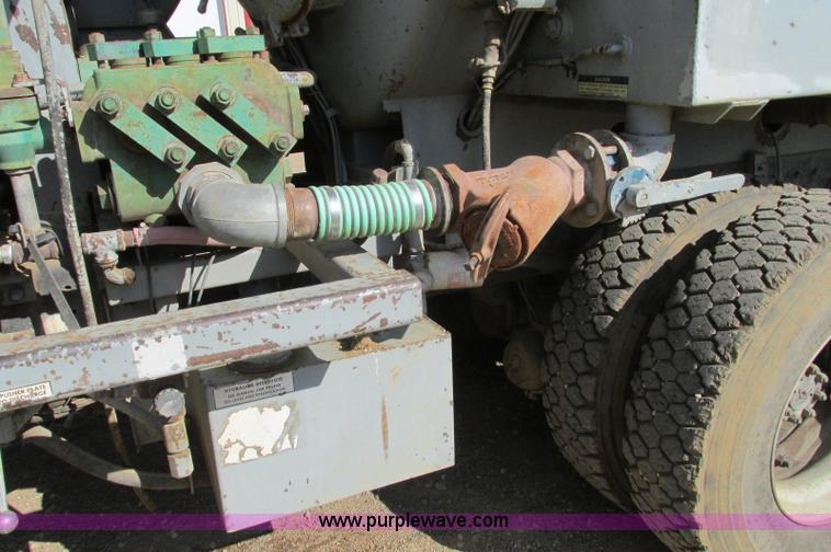 image for item E5189 1990 International 4900 vacuum truck