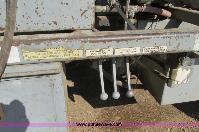 image for item E5189 1990 International 4900 vacuum truck