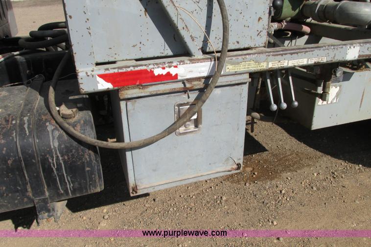 image for item E5189 1990 International 4900 vacuum truck