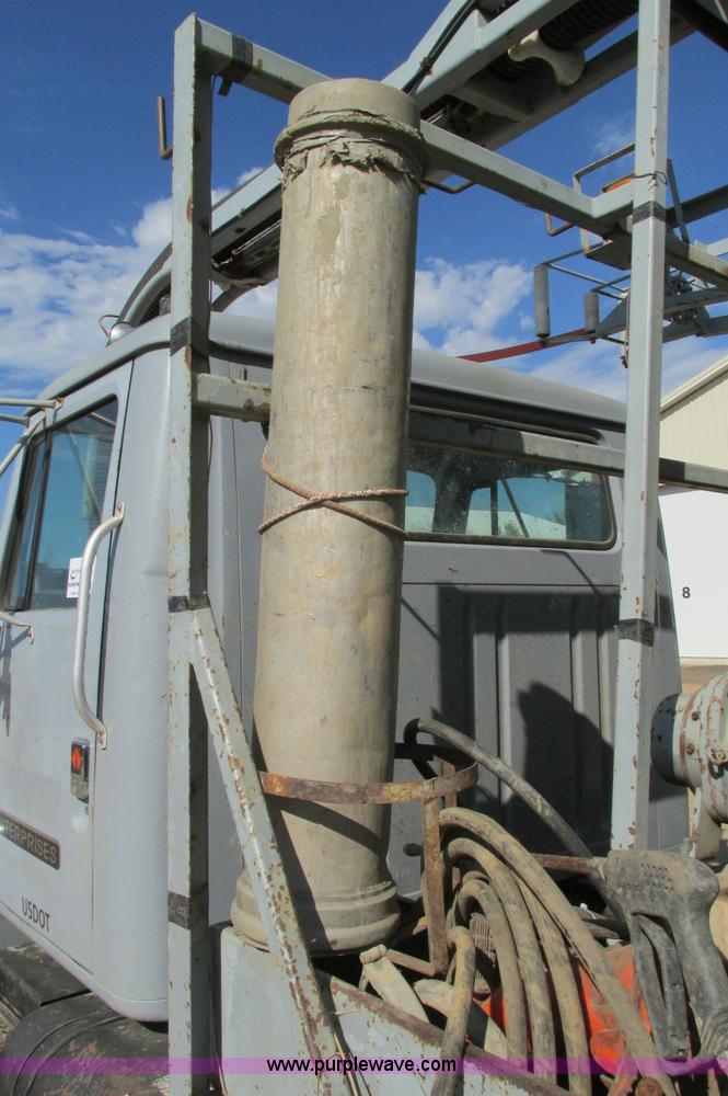 image for item E5189 1990 International 4900 vacuum truck