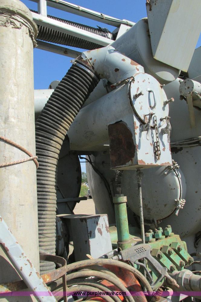 image for item E5189 1990 International 4900 vacuum truck