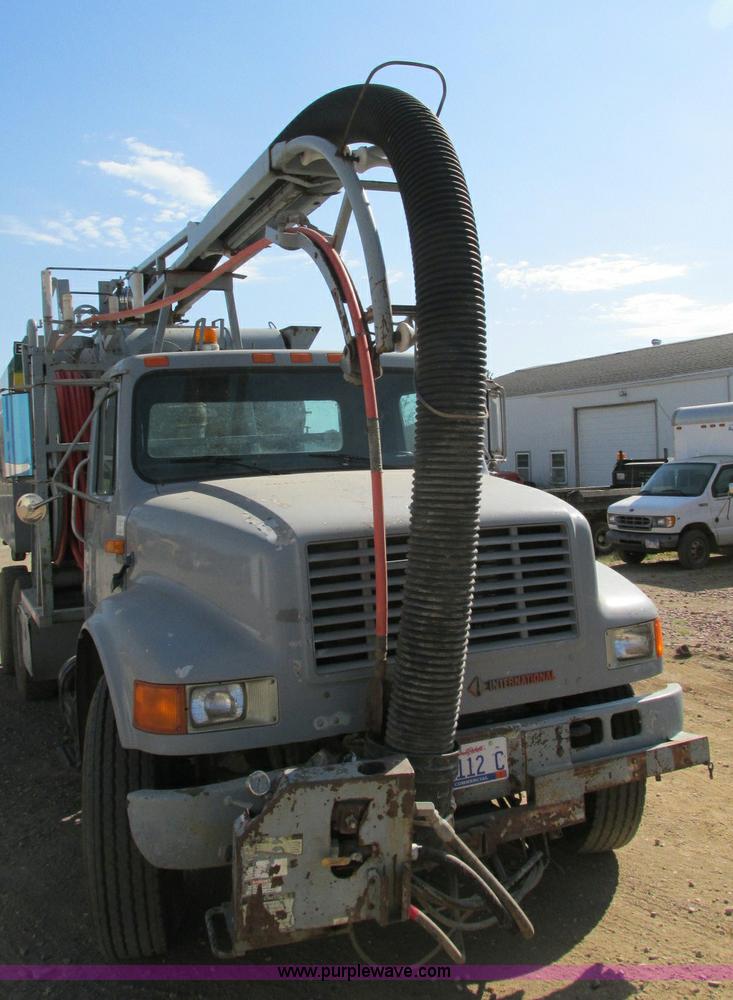 image for item E5189 1990 International 4900 vacuum truck