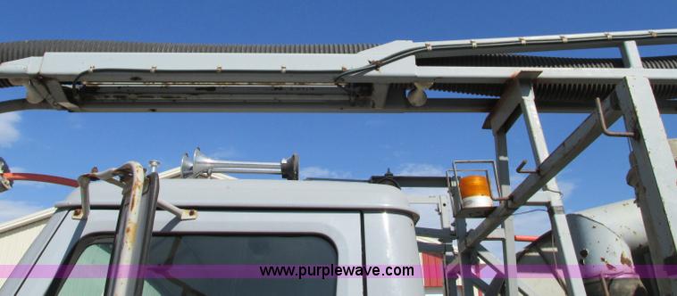 image for item E5189 1990 International 4900 vacuum truck