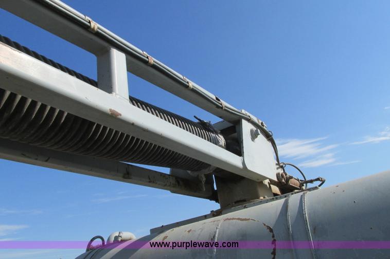 image for item E5189 1990 International 4900 vacuum truck